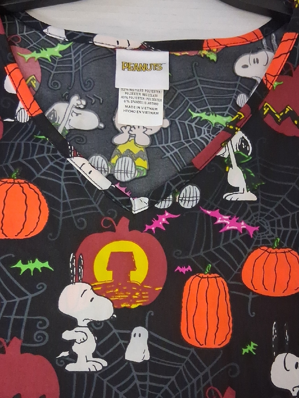 Peanuts Black & Orange Halloween Snoopy Pumpkin Print Adult 3XL Scrub Top!